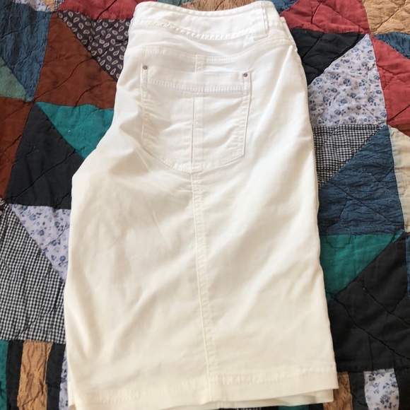 White House Black Market Bermuda shorts - Picture 3 of 4